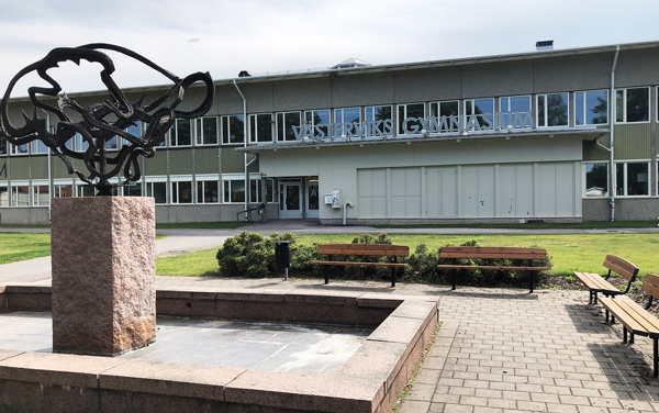 Västerviks gymnasium har cirka 1000 elever på 11 program och fem med idrottsprofil. Foto via Wikipedia