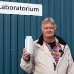 Johnny Gustafsson visar den typen av flaskor som används för att samla in proverna. Foto: Drugnews/JÖ